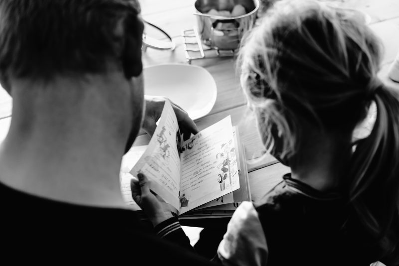 day in the life, familie reportage, bij mensen thuis fotograferen, vader leest met haar kind een boekje, fotograaf Assen, natuurlijkliacht fotograaf, fotograaf in Drenthe