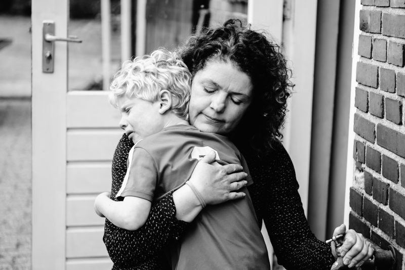 day in the life, familie reportage, bij mensen thuis fotograferen, kinderen op de boerderij, fotograaf Assen, natuurlijkliacht fotograaf, fotograaf in Drenthe, moeder die kind troost