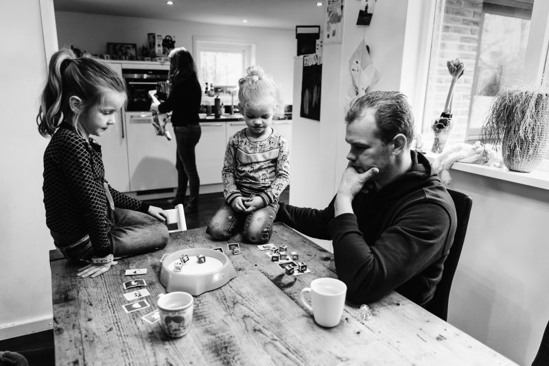 day in the life, familie reportage, bij mensen thuis fotograferen, kinderen op de boerderij, fotograaf Assen, natuurlijkliacht fotograaf, fotograaf in Drenthe, samen een spelletje doen