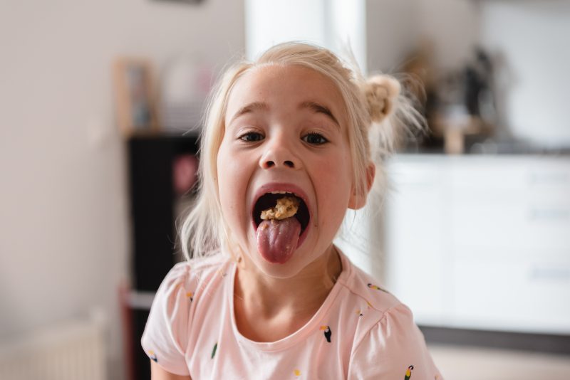 Day in the life, familie reportage, gek doen tijdens eten, eten laten zien, fotograaf Assen, natuurlijkliacht fotograaf, fotograaf in Drenthe, klein meisje