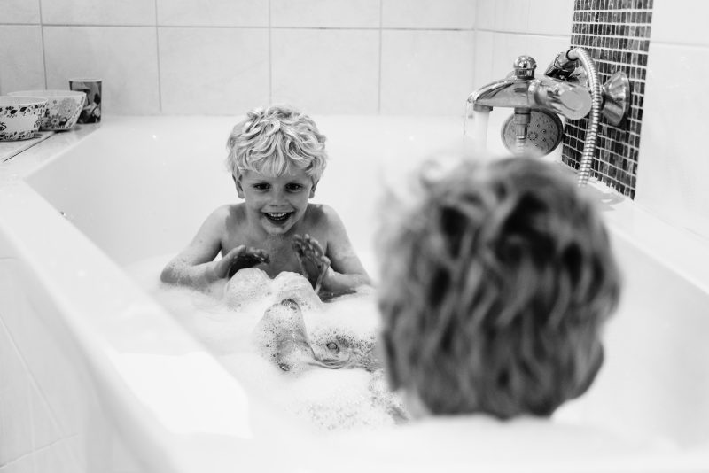 day in the life, familie reportage, bij mensen thuis fotograferen, kinderen op de boerderij, fotograaf Assen, natuurlijkliacht fotograaf, fotograaf in Drenthe, kinderen in bad