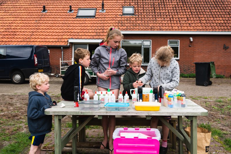 day in the life, familie reportage, bij mensen thuis fotograferen, kinderen slijm maken, fotograaf Assen, natuurlijkliacht fotograaf, fotograaf in Drenthe.