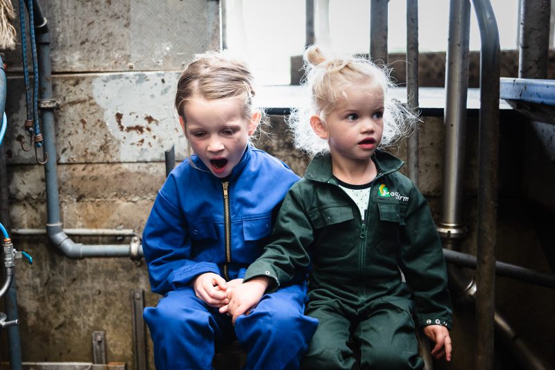 day in the life, familie reportage, bij mensen thuis fotograferen, kinderen op de boerderij, fotograaf Assen, natuurlijkliacht fotograaf, fotograaf in Drenthe, gapend meisje