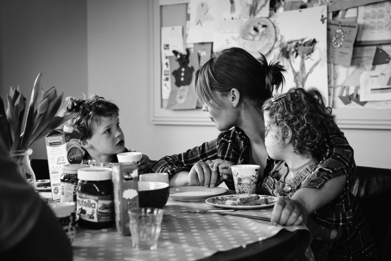 day in the life, familie reportage, bij mensen thuis fotograferen, kinderen op de boerderij, fotograaf Assen, natuurlijkliacht fotograaf, fotograaf in Drenthe, gezamenlijk eten aan tafel