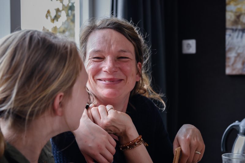 day in the life, familie reportage, bij mensen thuis fotograferen, moeder kijkt naar kind, fotograaf Assen, natuurlijkliacht fotograaf, fotograaf in Drenthe, gezamenlijk eten aan tafel