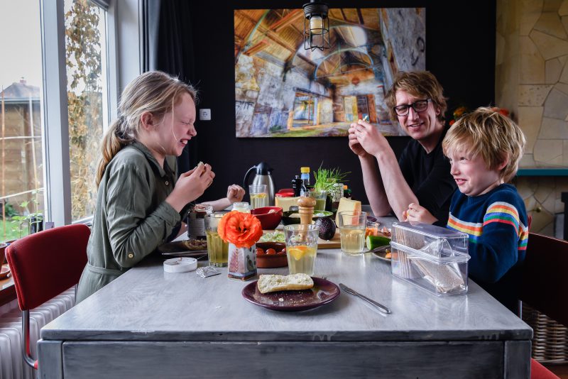 day in the life, familie reportage, bij mensen thuis fotograferen, fotograaf Assen, natuurlijkliacht fotograaf, fotograaf in Drenthe, gezamenlijk eten aan tafel