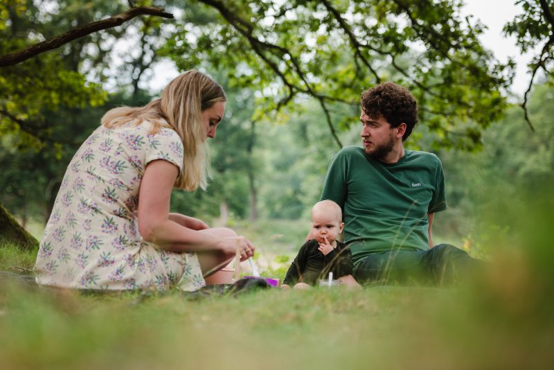 picknicken met gezin, buiten shoot, zwart/wit, natuurlijk licht fotograaf, Schipborg, op de heide, ouders en kind