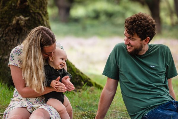 picknicken met gezin, buiten shoot, zwart/wit, natuurlijk licht fotograaf, Schipborg, op de heide, ouders en kind