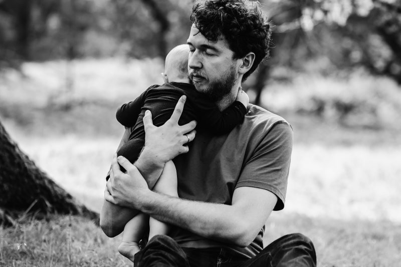 picknicken met gezin, buiten shoot, zwart/wit, natuurlijk licht fotograaf, Schipborg, op de heide, zwart/wit, vader en kind