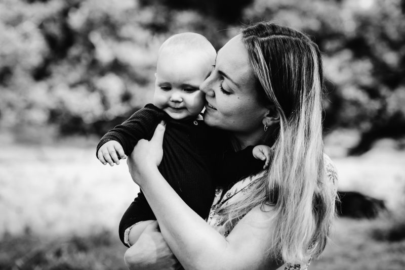 picknicken met gezin, buiten shoot, zwart/wit, natuurlijk licht fotograaf, Schipborg, op de heide, moeder en kind