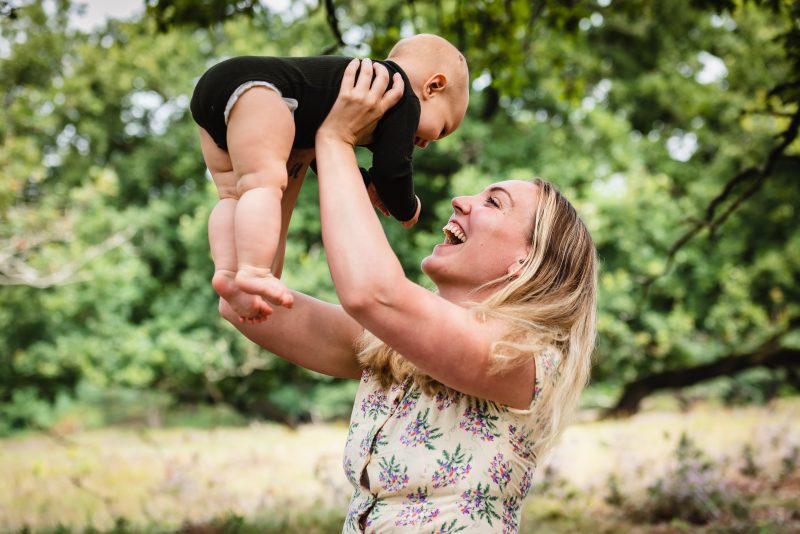 picknicken met gezin, buiten shoot, zwart/wit, natuurlijk licht fotograaf, Schipborg, op de heide, moeder en kind