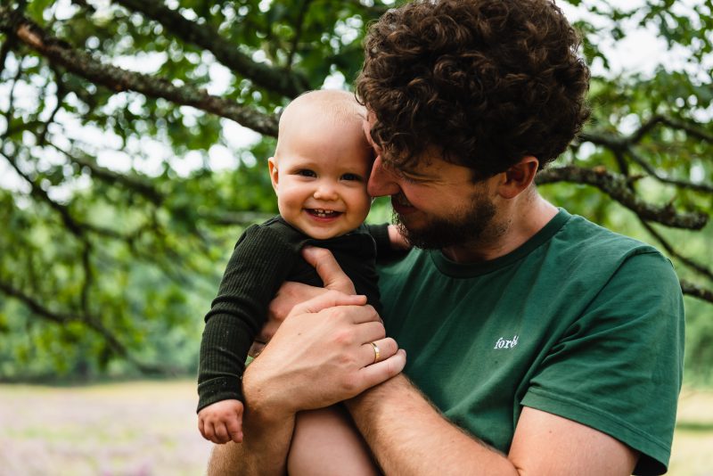 picknicken met gezin, buiten shoot, zwart/wit, natuurlijk licht fotograaf, Schipborg, op de heide, vader en kind