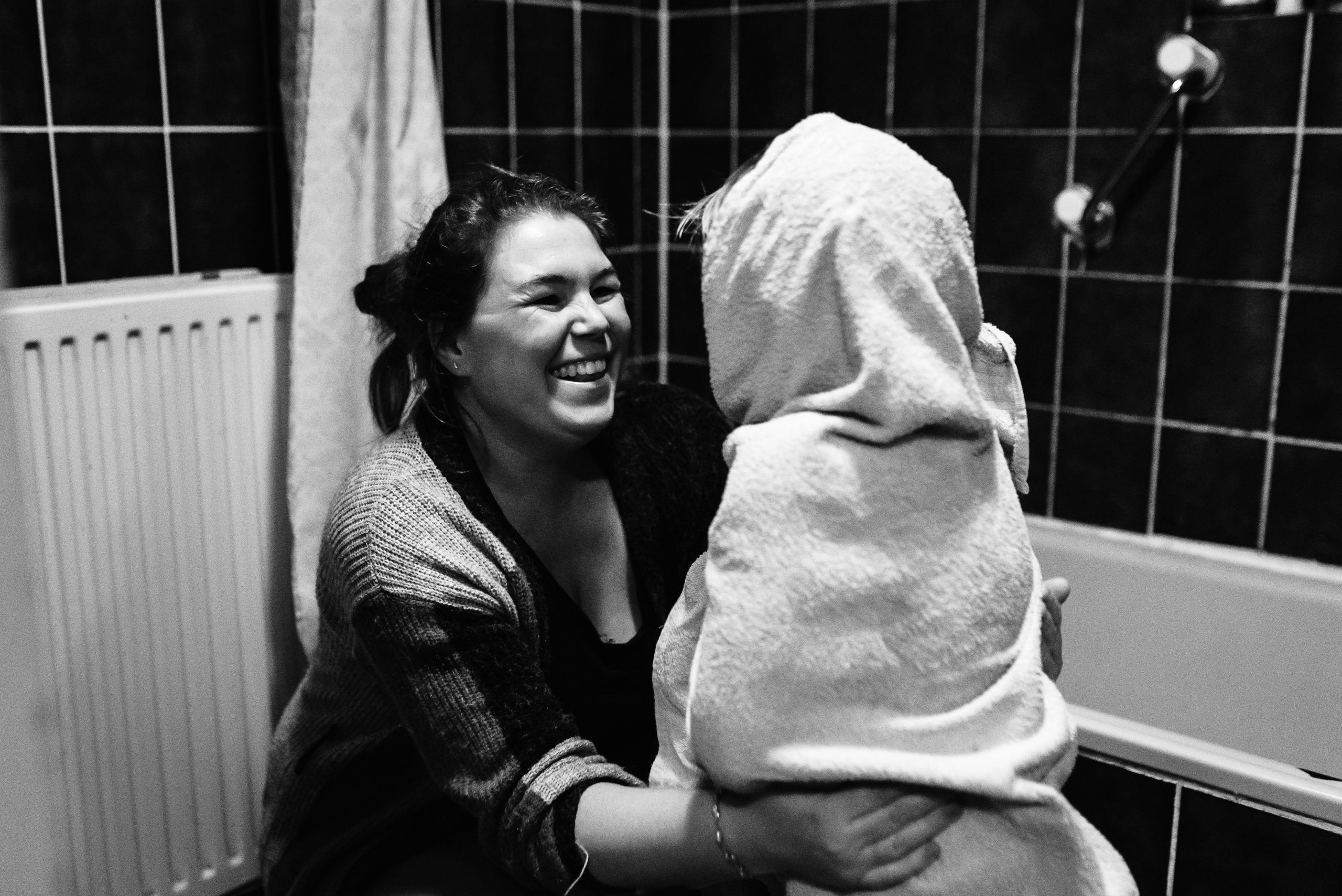 moeder kind moment, familiefotograaf Assen, gezinsfotograaf Assen, familiefotograaf Drenthe, gezinsfotograaf Drenthe, douche tafereel, zwart/wit fotografie