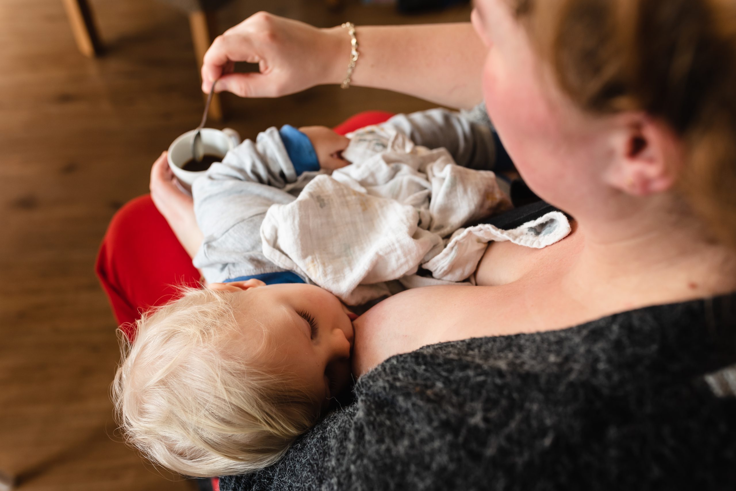 Borstvoeding, baby aan de borst, fotograaf Assen, familie fotograaf, gezinsfotograaf Assen
