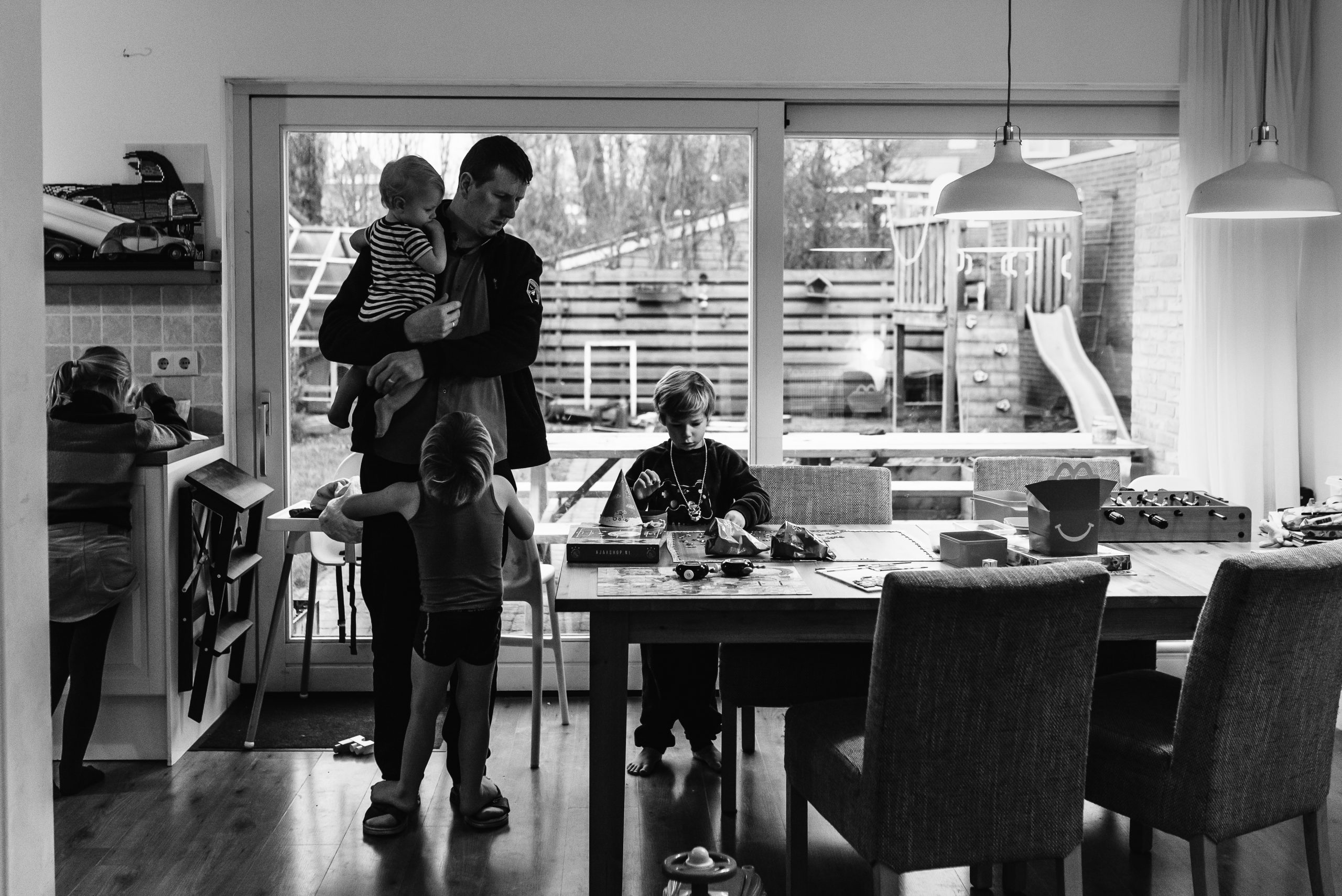 groot gezin, het gezinsleven, gezinsfotograaf, Assen, Drenthe, familiefotograaf Assen, Familiefotograaf Drenthe, familiefotograaf, gezinsfotograaf assen, zwart/wit fotografie