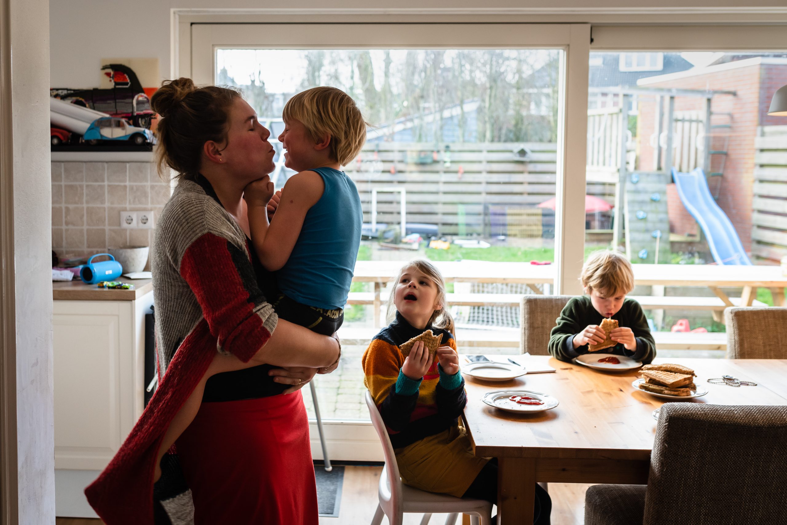 gezinsleven, tosti's eten, stoeien met kinderen, knuffelen, gezinsfotograaf, familiefotograaf, familiefotograaf Assen, gezinsfotograaf Assen, Gezinsfotograaf Drenthe, Familiefotograaf Drenthe