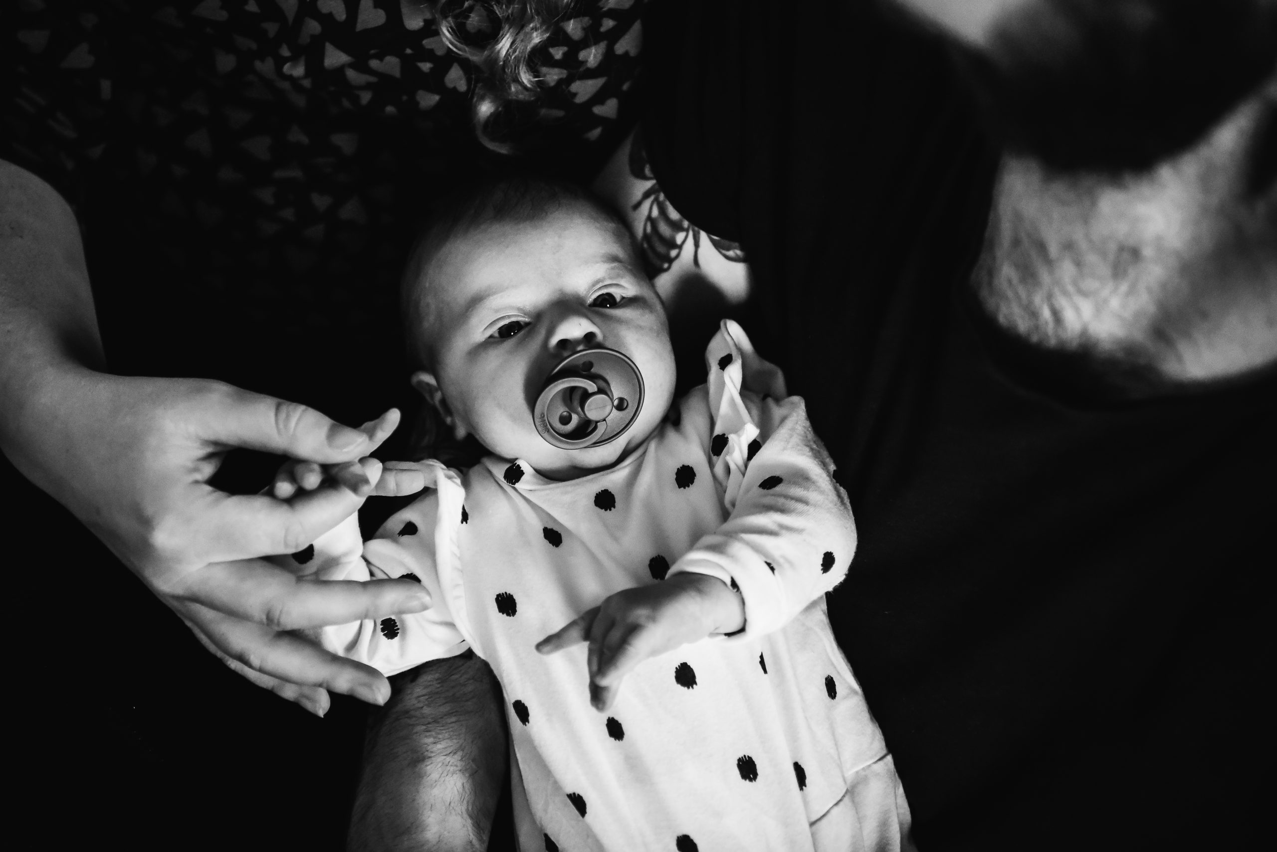 newborn, kleine baby, handje vasthouden van mama, zwart/wit fotografie, eerst week na de geboorte foto's, familie fotograaf Assen, familiefotograaf Drenthe, gezinsfotograaf Assen, gezinsfotograaf assen, day in the life