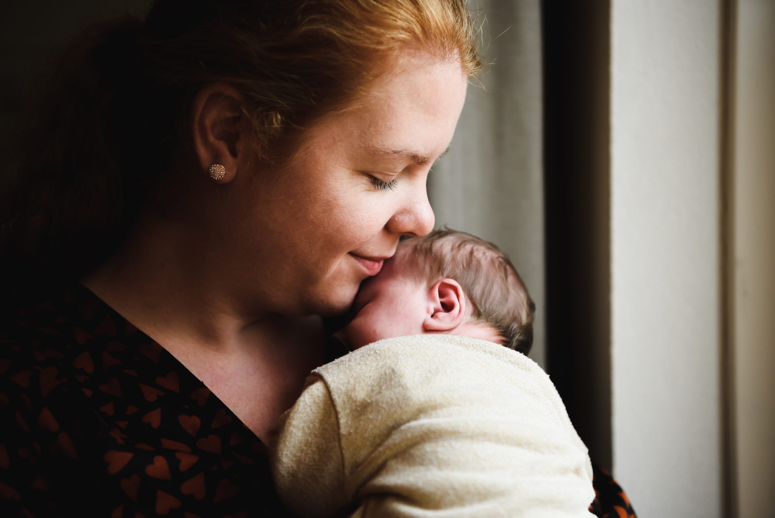 moeder en dochter, newborn, jong gezin, teder, liefde voor je kind, voor het eerst moeder, familiefotograaf Assen, gezinsfotograaf Assen, familie fotograaf Assen, familie fotograaf Drenthe