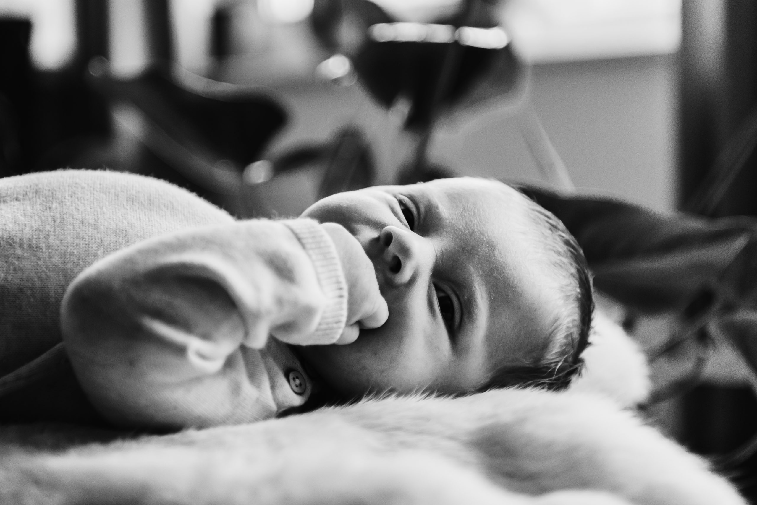 newborn, kleine baby, eerst week na de geboorte foto's, familie fotograaf Assen, familiefotograaf Drenthe, gezinsfotograaf Assen, gezinsfotograaf assen, day in the life, zwart/wit fotografie