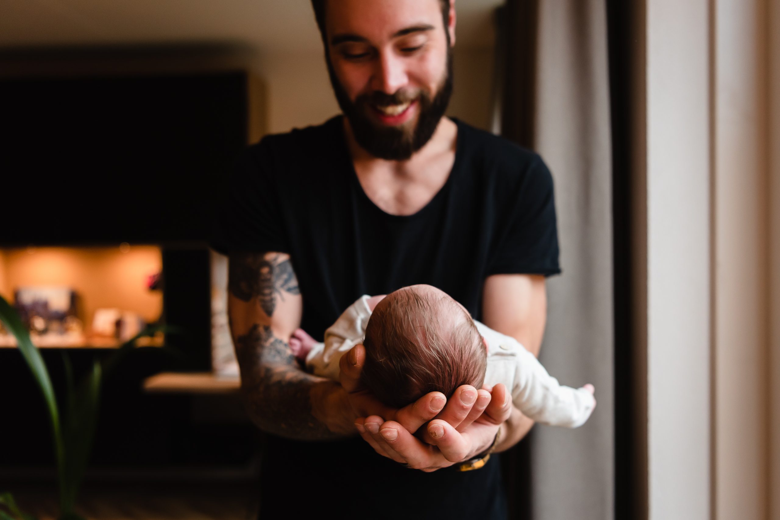newborn, in papa zijn grote hand, familiefotograaf Assen, gezinsfotograaf Assen, familie fotograaf Drenthe, gezinsfotograaf Drenthe, day in the life