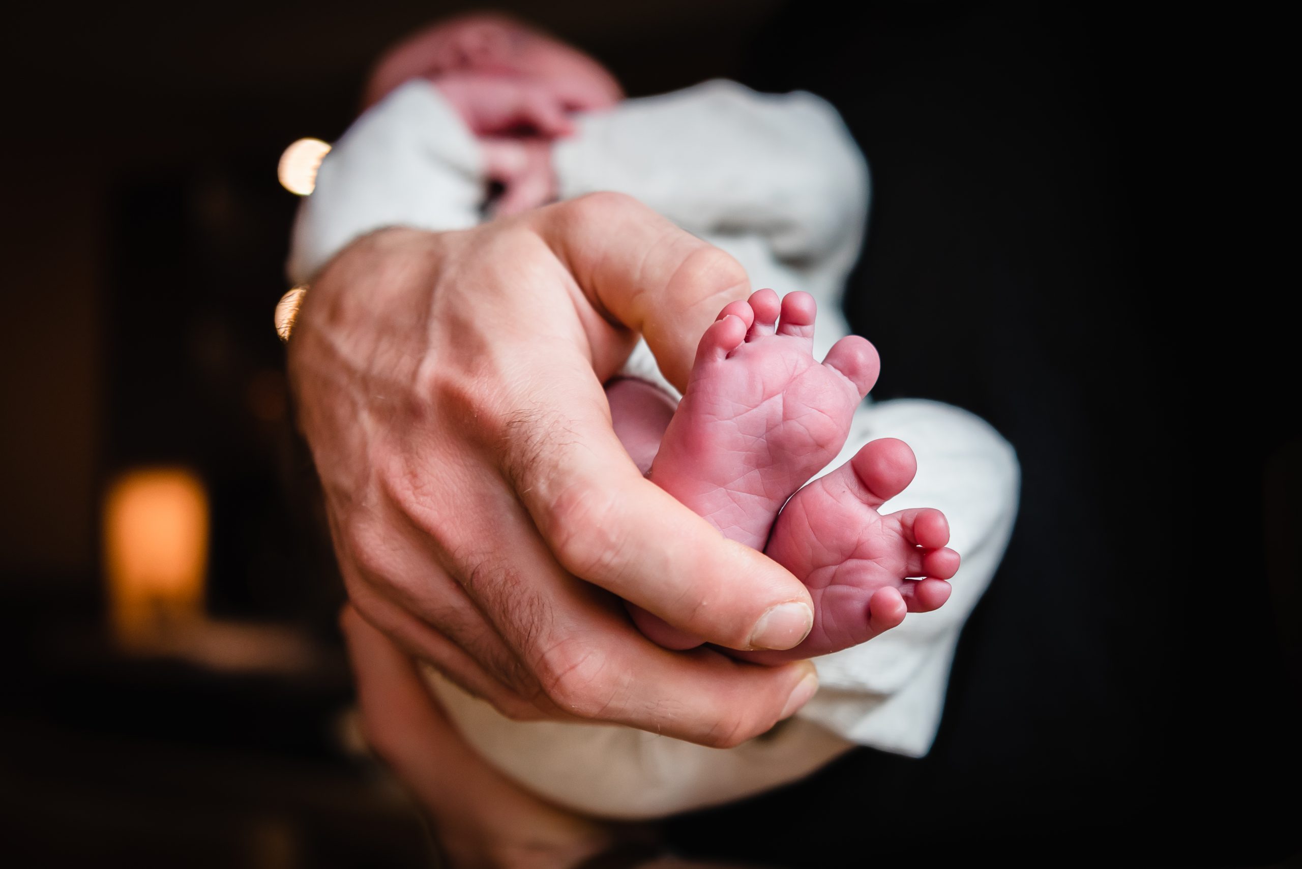newborn, kleine voetje, in papa zijn grote hand, familiefotograaf Assen, gezinsfotograaf Assen, familie fotograaf Drenthe, gezinsfotograaf Drenthe, day in the life