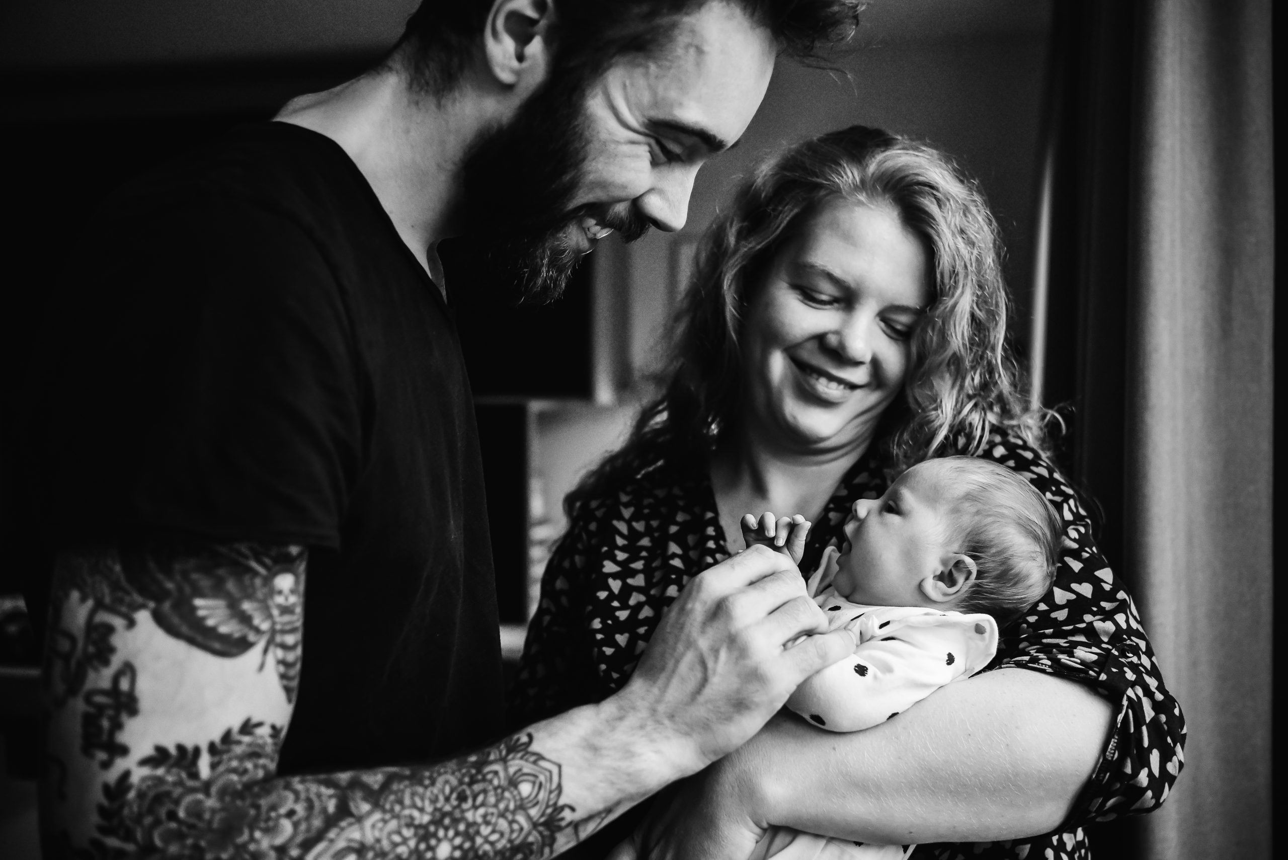 newborn, kleine baby, jonge ouders, voor het eerst papa en mama, je kindje bekijken, zwart/wit fotografie, eerst week na de geboorte foto's, familie fotograaf Assen, familiefotograaf Drenthe, gezinsfotograaf Assen, gezinsfotograaf assen, day in the life