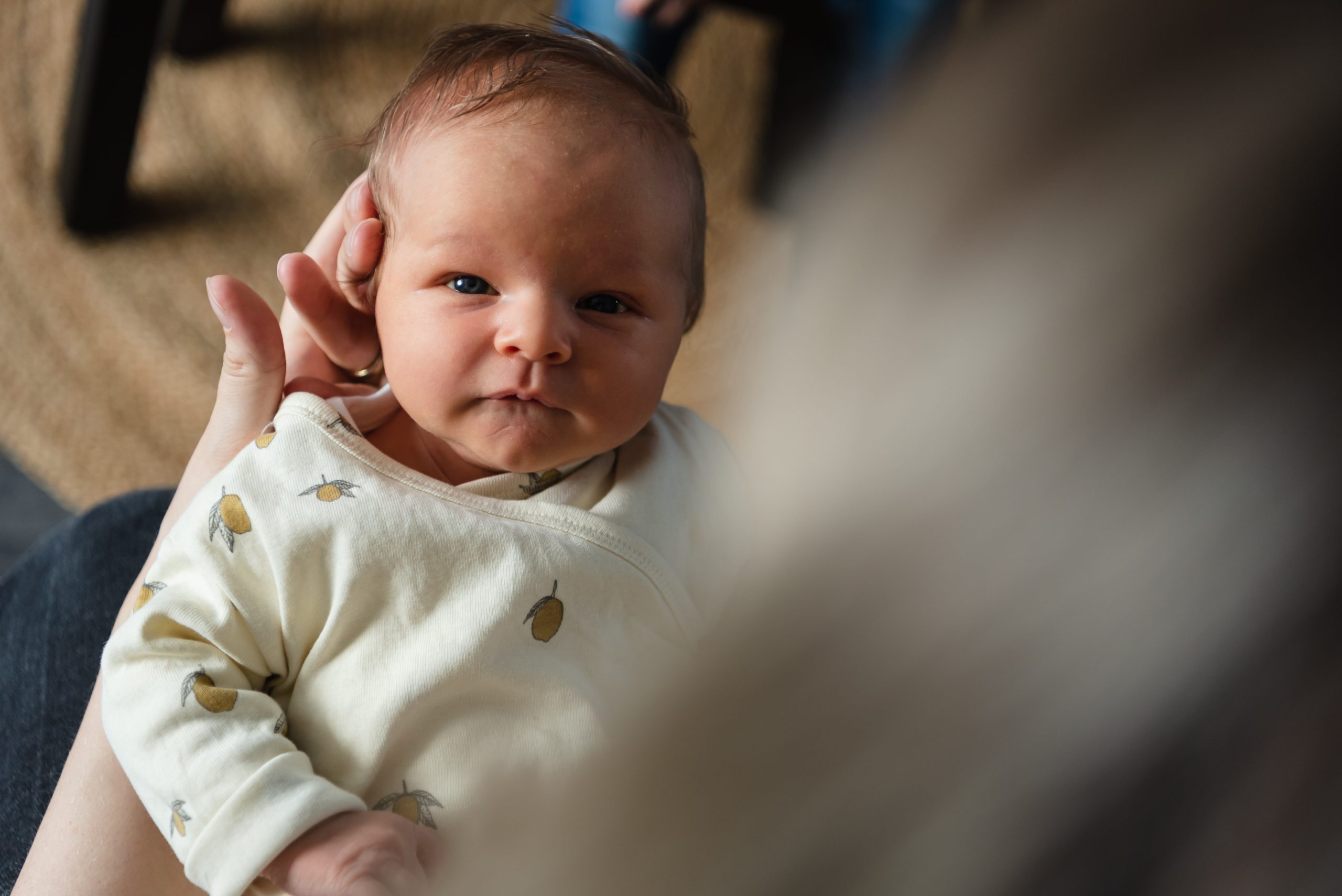 Pasgeboren kindje, newbornshoot, Assen, Fotograaf Assen, Gezinsfotograaf Assen, Familiefotograaf Assen, Gezinsfotograaf Drenthe, Familiefotograaf Drenthe, Gezin thuis fotograferen.
