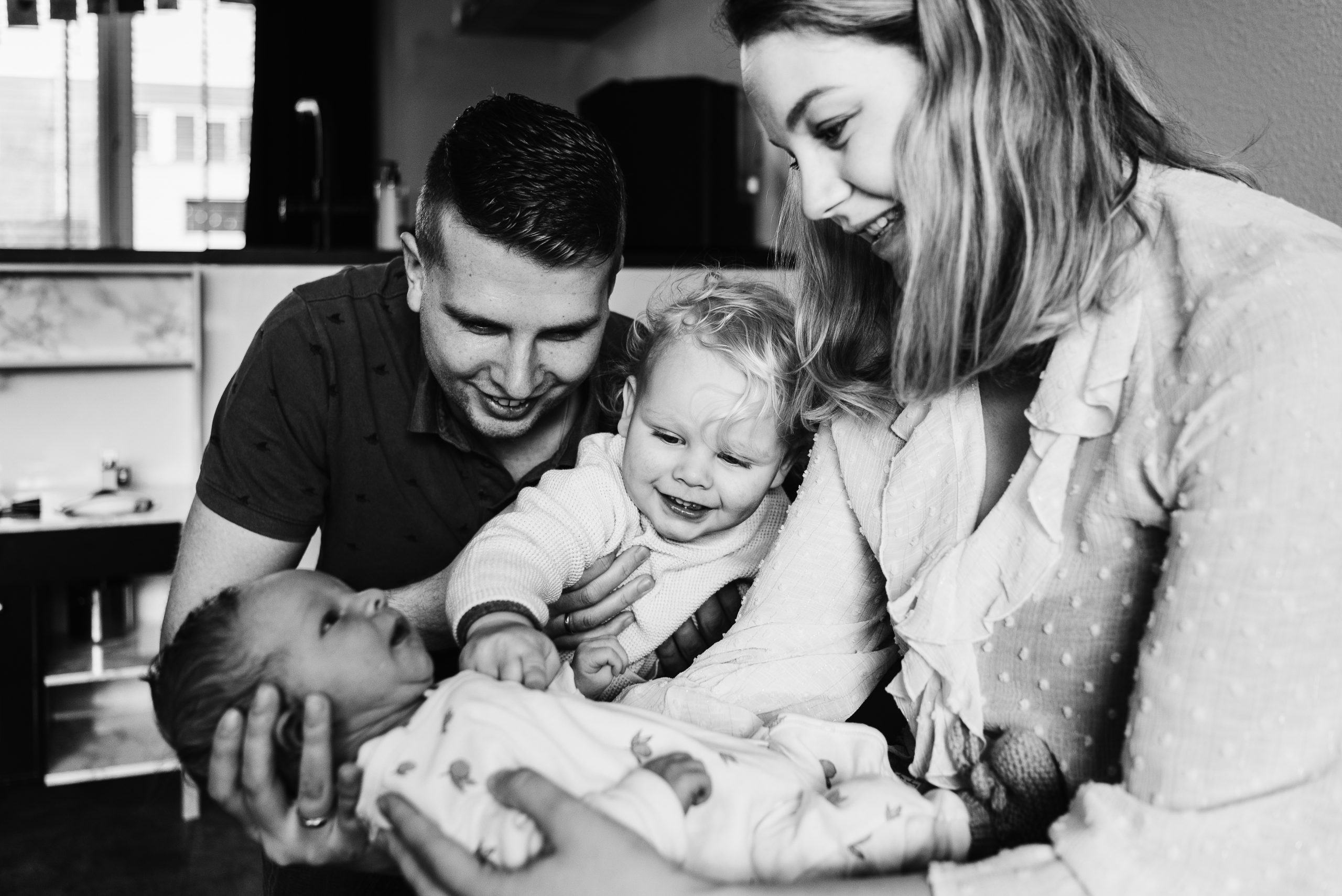 Pasgeboren kindje, newbornshoot, Assen, Fotograaf Assen, Gezinsfotograaf Assen, Familiefotograaf Assen, Gezinsfotograaf Drenthe, Familiefotograaf Drenthe, Gezin thuis fotograferen.
