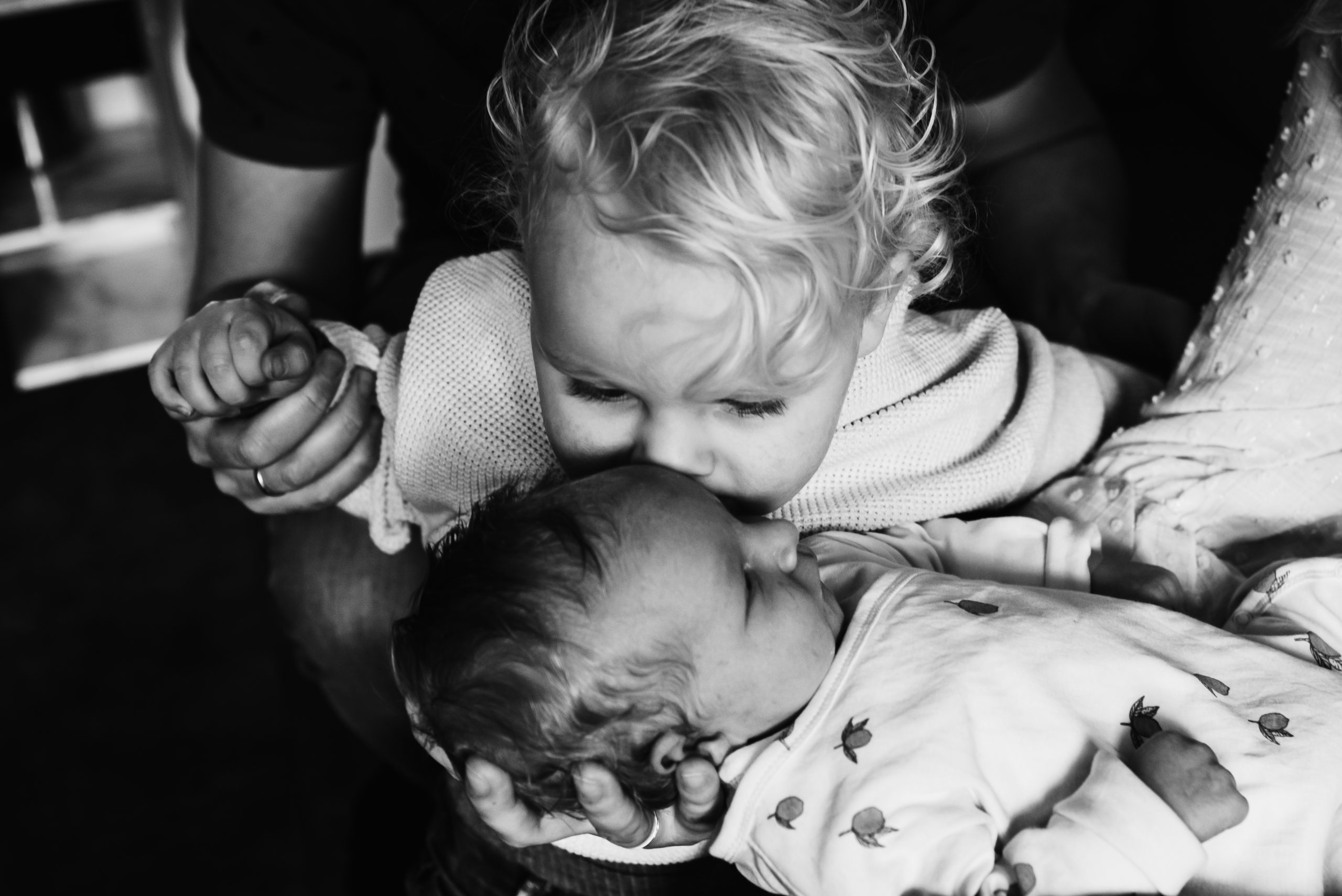 Pasgeboren kindje, newbornshoot, Assen, Fotograaf Assen, Gezinsfotograaf Assen, Familiefotograaf Assen, Gezinsfotograaf Drenthe, Familiefotograaf Drenthe, Gezin thuis fotograferen.