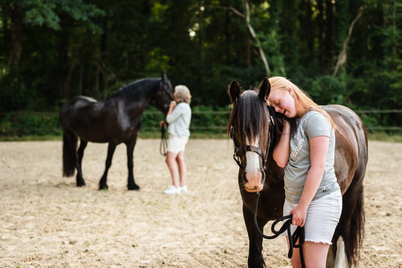 Paarden meisjes, zwart paard, liefde voor paarden