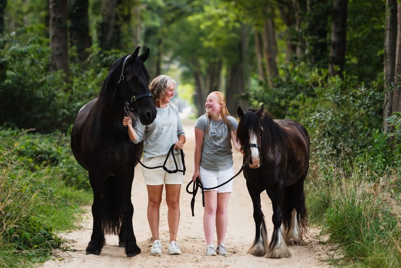 Paarden meisjes, zwart paard, liefde voor paarden, in het bos