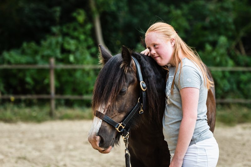 Paarden meisjes, zwart paard, liefde voor paarden