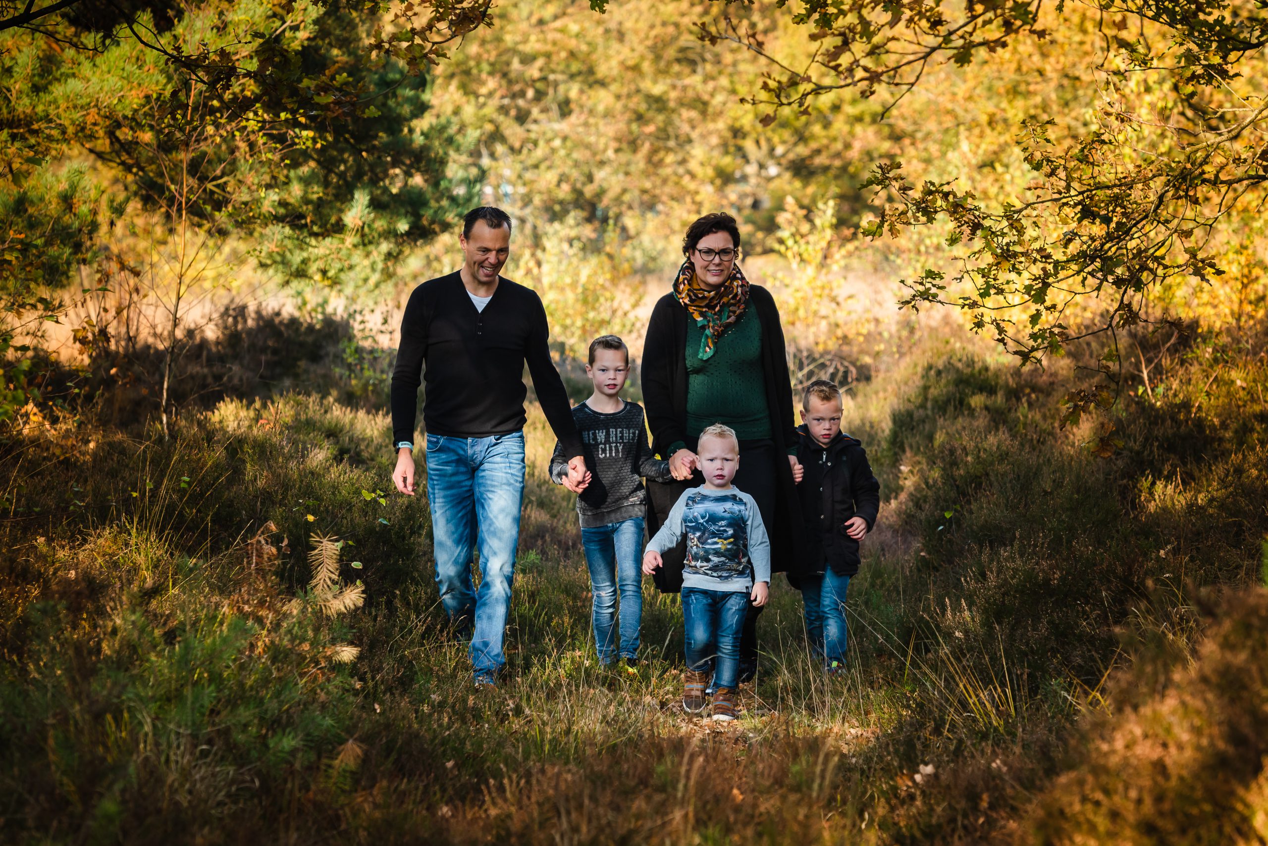 Picknicken op de heide met gezin, in Assen, Drenthe, Familiefotograaf Assen, gezinsfotograaf Assen, familiefotograaf drenthe, fotograaf drenthe, gezinsfotograaf drenthe, jonge kinderen, kleine jonge, herfst kleuren, buiten spelen, outdoor