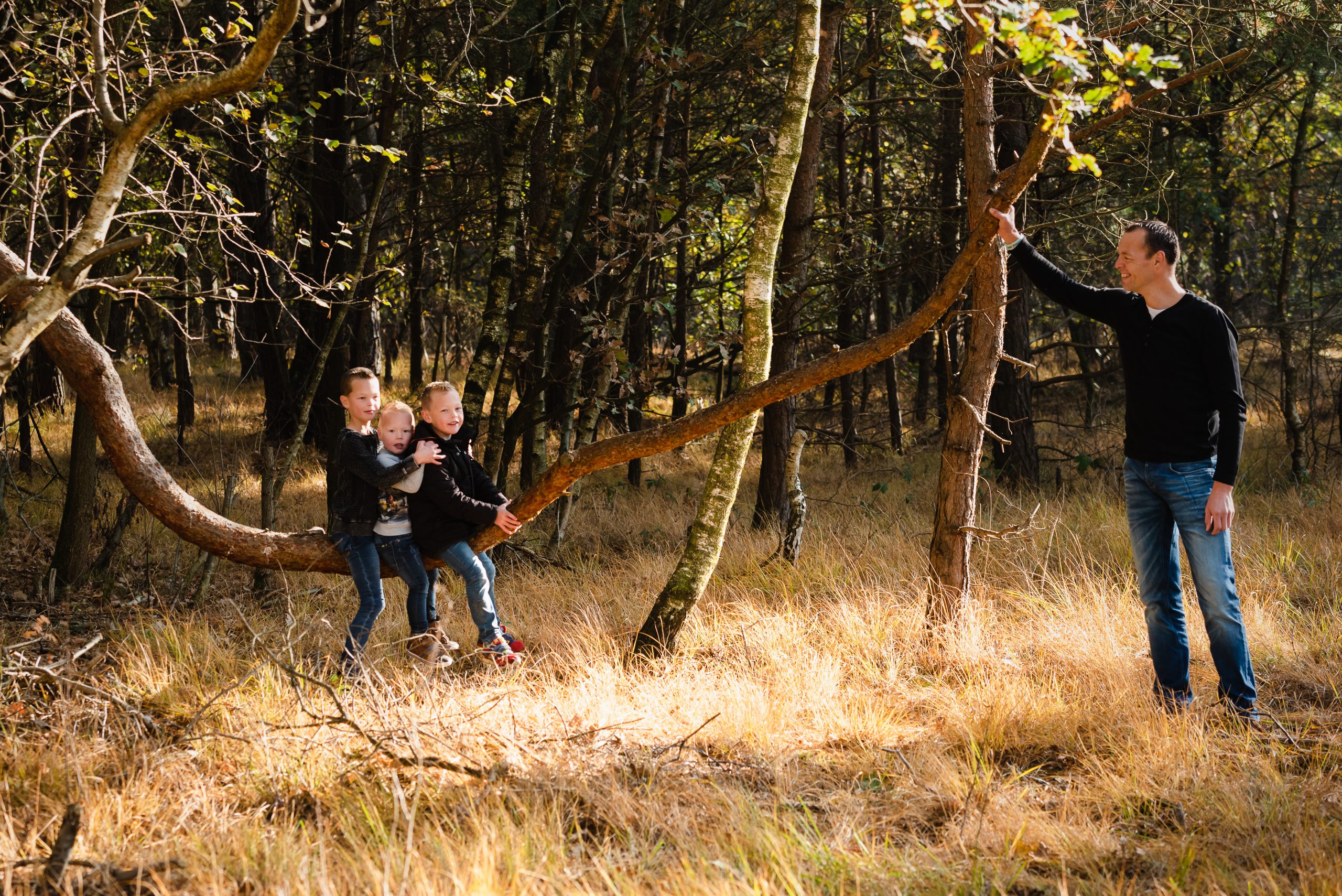 Picknicken op de heide met gezin, in Assen, Drenthe, Familiefotograaf Assen, gezinsfotograaf Assen, familiefotograaf drenthe, fotograaf drenthe, gezinsfotograaf drenthe, jonge kinderen, kleine jonge, herfst kleuren, buiten spelen, outdoor