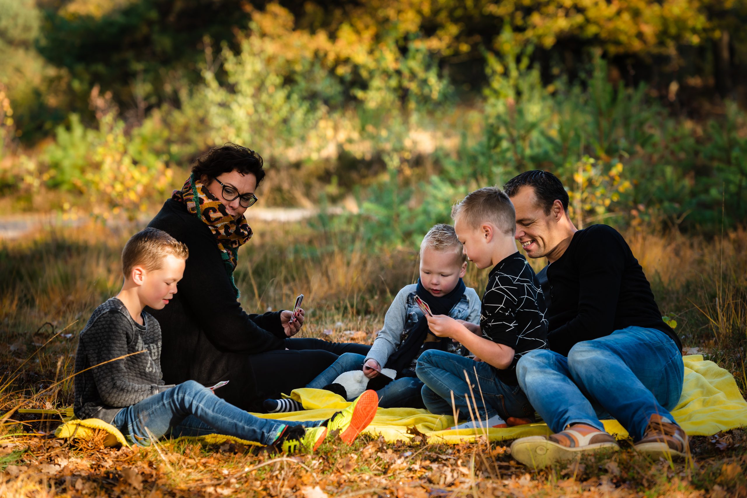 Picknicken op de heide met gezin, in Assen, Drenthe, Familiefotograaf Assen, gezinsfotograaf Assen, familiefotograaf drenthe, fotograaf drenthe, gezinsfotograaf drenthe, jonge kinderen, kleine jonge, herfst kleuren, buiten spelen, outdoor