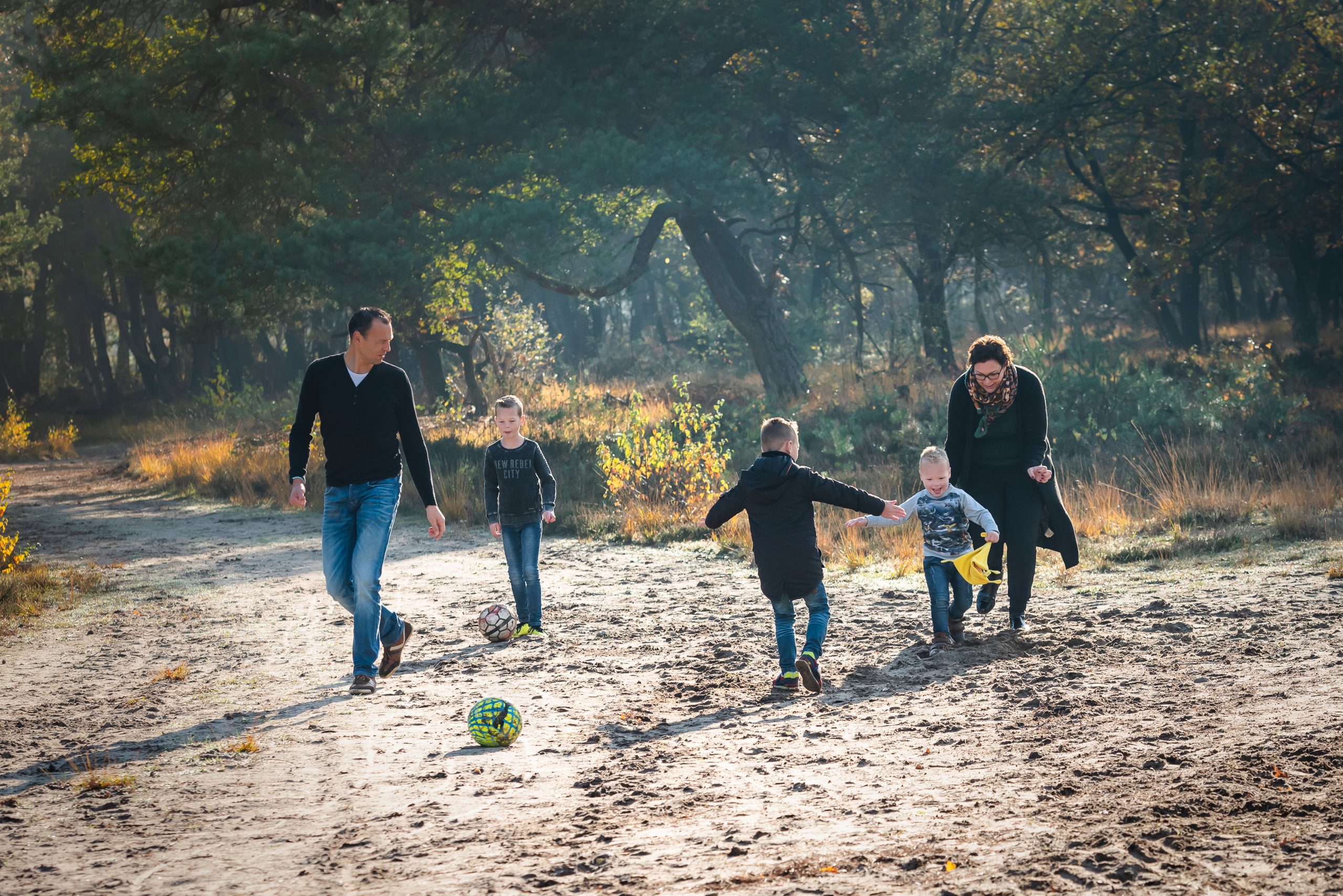 Picknicken op de heide met gezin, in Assen, Drenthe, Familiefotograaf Assen, gezinsfotograaf Assen, familiefotograaf drenthe, fotograaf drenthe, gezinsfotograaf drenthe, jonge kinderen, kleine jonge, herfst kleuren, buiten spelen, outdoor