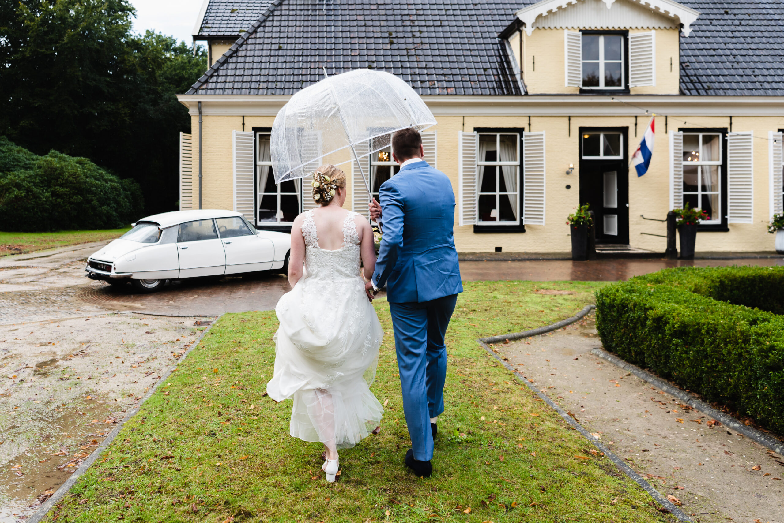 trouwen in de buitenlucht, trouwceremonie, bruid en bruidegom, trouwen in Groningen, liefde voor elkaar, als het regent op je trouwdag