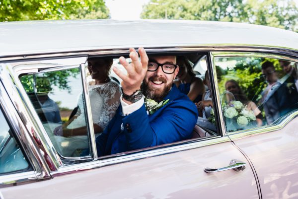 trouwen in de buitenlucht, trouwceremonie, bruid en bruidegom, trouwen in Groningen, liefde voor elkaar, trouwauto, trouwreportage, ontspannen trouwreportage