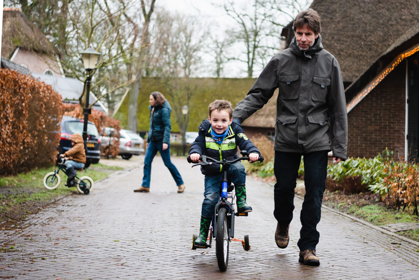 Jantina Fotografie Assen, Drenthe, Jantina Mulder, familiefotograaf Drenthe, Familie fotograaf Friesland, Familie fotograaf Groningen, fietsen met zijwieltjes, fietste in het dorp, leren fietsen