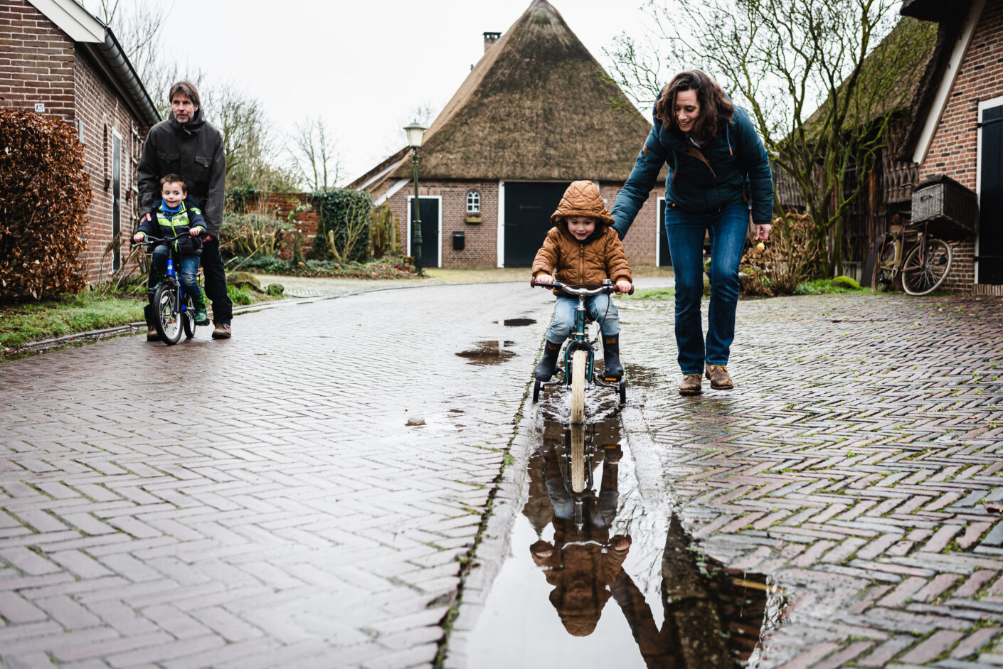 Jantina Fotografie Assen, Drenthe, Jantina Mulder, familiefotograaf Drenthe, Familie fotograaf Friesland, Familie fotograaf Groningen, fietsen door de plassen, leven in een dorp