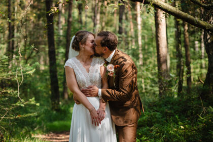 trouwen buiten, trouwceremonie, bruid en bruidegom, trouwen in Groningen, liefde voor elkaar