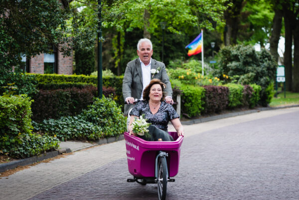 trouwen buiten, trouwceremonie in de tuin, bruid en bruidegom, trouwen in Drenthe, liefde voor elkaar, op de fiets naar de bruiloft