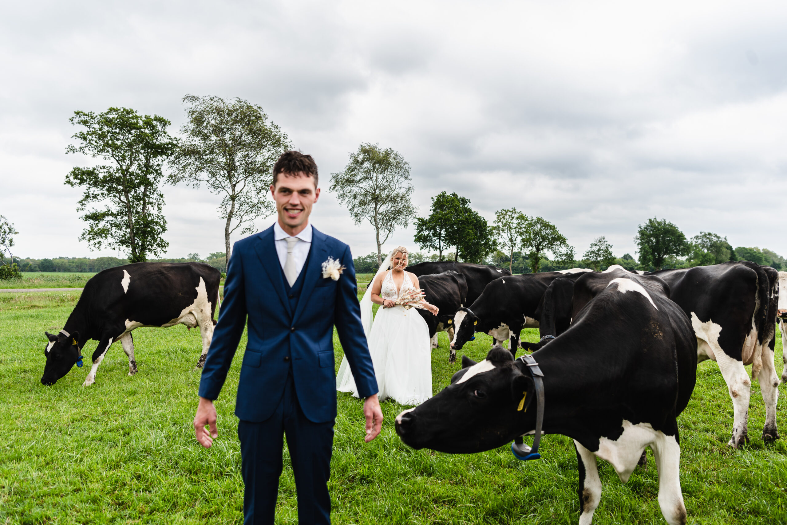 trouwen buiten, trouwceremonie, bruid en bruidegom, trouwen in Groningen, liefde voor elkaar