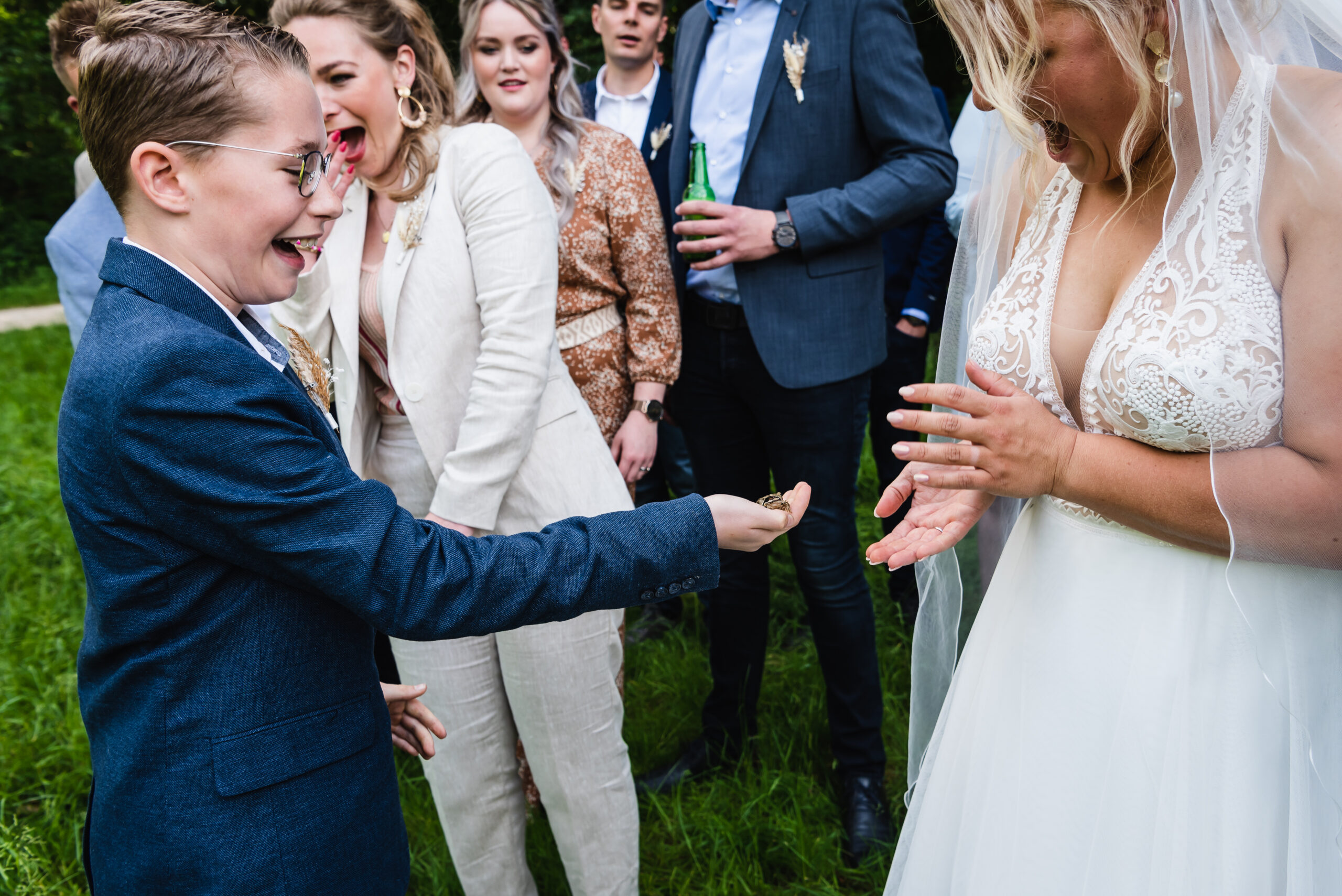 trouwen buiten, trouwceremonie, bruid en bruidegom, trouwen in Groningen, liefde voor elkaar