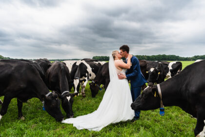 trouwen buiten, trouwceremonie, bruid en bruidegom, trouwen in Groningen, liefde voor elkaar